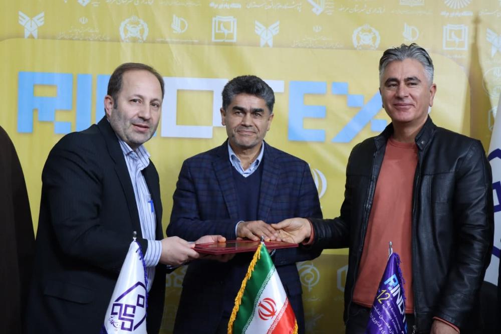قرارداد توسعه جاده بین مزارع و باغات مراغه در نمایشگاه فناوری و زیستی رینوتکس امضا شد