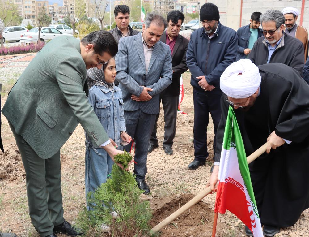 بوستان لاله‌ها با حضور دختران شهدا در دانشگاه مراغه افتتاح شد
