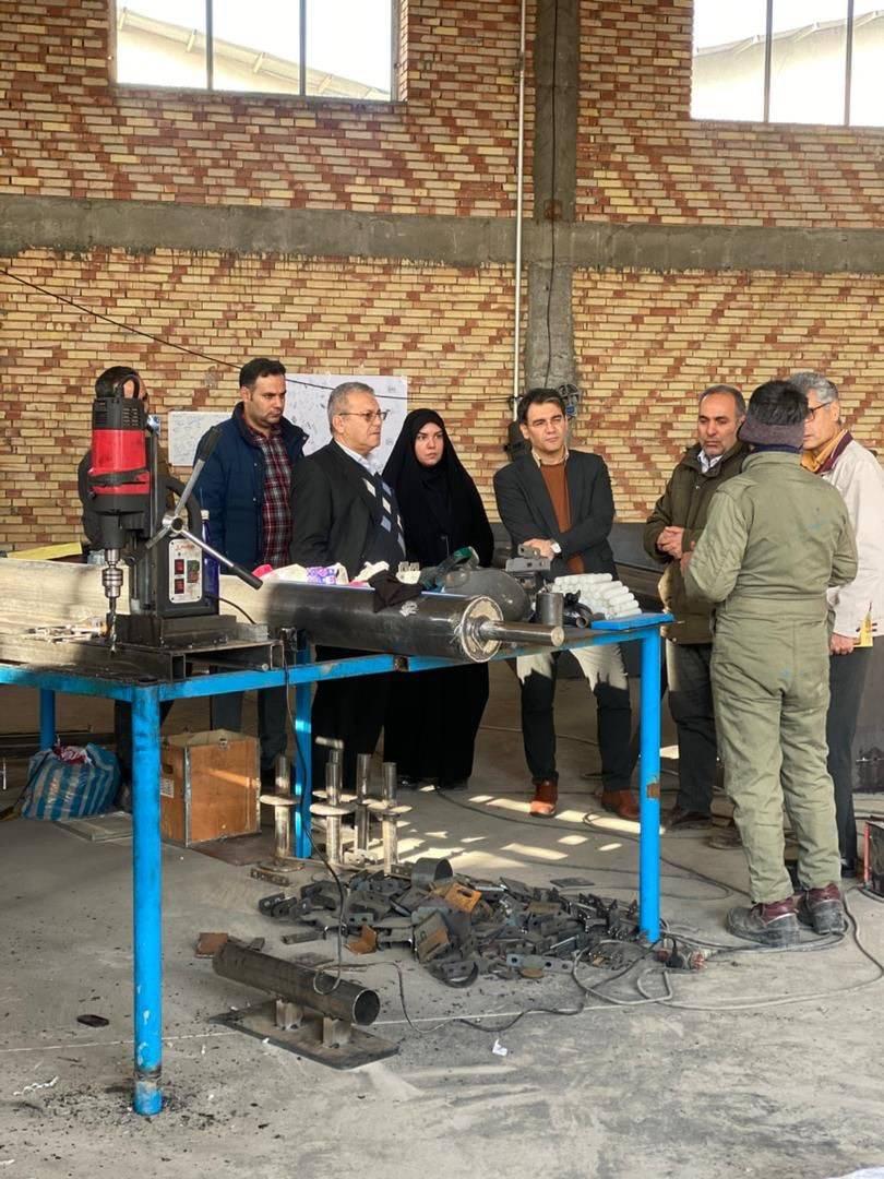 بازدید مسئولان مرکز رشد و دانشگاه از مراحل پیشرفت ساخت دستگاه تمام‌اتوماتیک خشک‌کن فرش در شرکت «داتیس راهبرد فاتح»